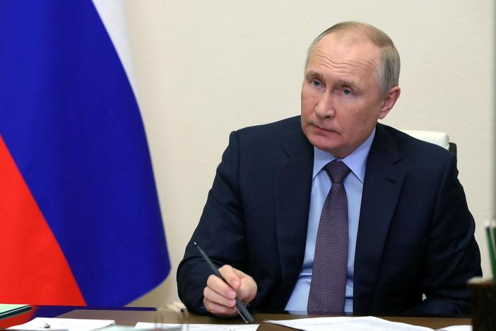 Putin tightens grip on Russian dissent behind a new Iron Curtain