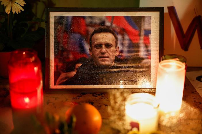 News Wrap: Navalny's mother says Russia won't release body without secret burial agreement