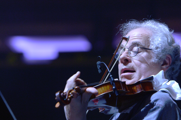 An intimate look at the extraordinary life and career of violinist Itzhak Perlman.