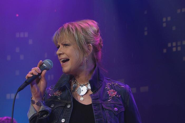 See Patty Loveless perform "Coal Miner's Daughter" to honor Loretta Lynn