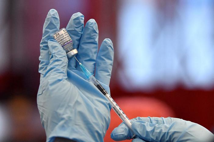 News Wrap: Pfizer starts clinical trial of omicron-based vaccine