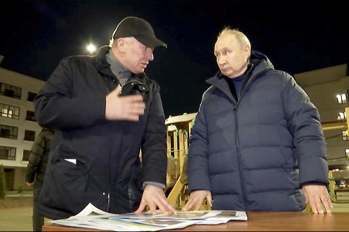 News Wrap: Putin makes unannounced stop in occupied Mariupol