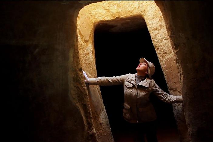 Discover whether an amateur archaeologist’s theory leads to the lost tomb of Cleopatra.