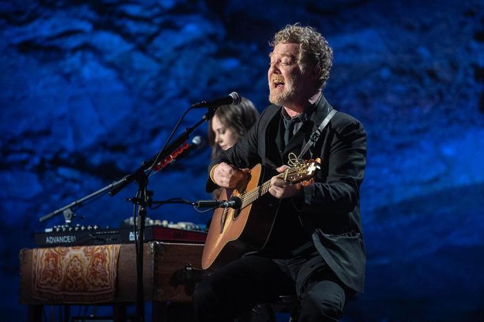 Hansard brings the heart and soul of the Irish back by a powerful folk-rock horn band.