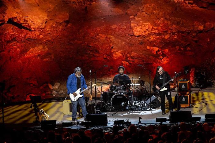 ALVIN YOUNGBLOOD HART’S MUSCLE THEORY performs 'Big Mama's Door.'
