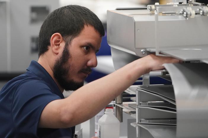 News Wrap: Overheated voting machines slow progress of Fla. recount