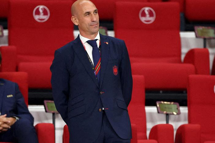 News Wrap: Luis Rubiales suspended as FIFA investigates his World Cup conduct