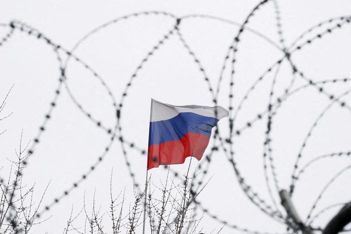 U.S., Russia begin tense talks amid stark disagreements over Ukraine