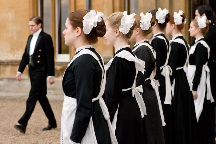 Downton Abbey season 1, episode 1 re-airs Sunday, Dec. 18, 2011 at 8pm/ET.