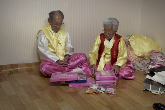 The clip begins with Kang Gye-Yeol bathing her husband