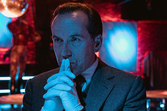 The CID team blunder into a Drugs Squad operation that might implicate their colleague.