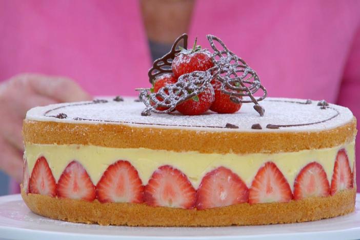 This cake consists of sponge layers and crème pâtissière.