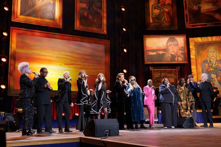 An all-star ensemble sings "Big Yellow Taxi" at the 2023 Gershwin Prize for Joni Mitchell.