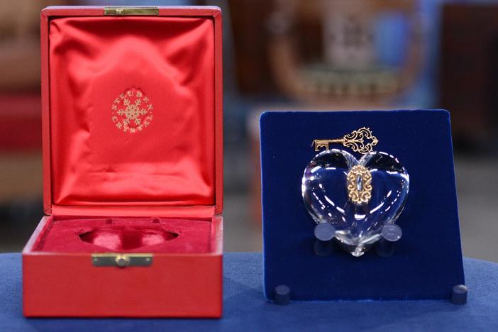Appraisal: Steuben Crystal Heart & Key Paperweight, from Bismarck, Hour 1.