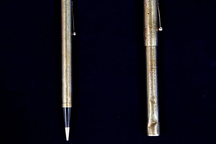 Kathleen Guzman appraises an engraved pen and pencil set from Amelia Earhart!