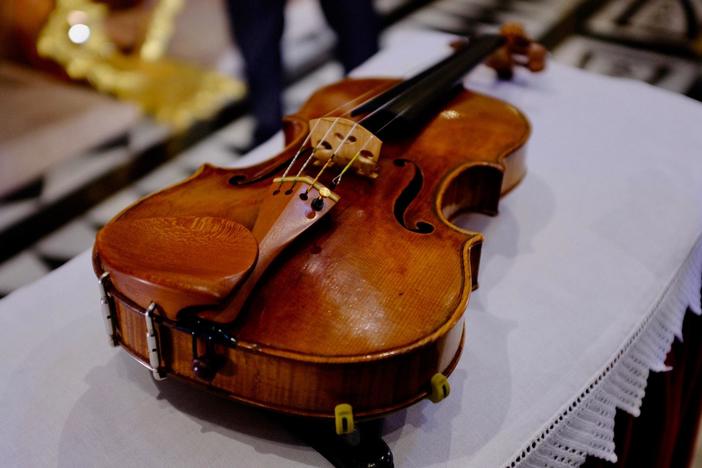 Scott Yoo crosses Northern Italy, chasing the story of Vivaldi’s “The Four Seasons.”