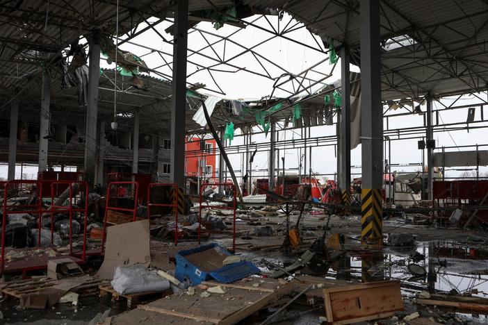 News Wrap: Russian rockets kill 6 in Ukraine