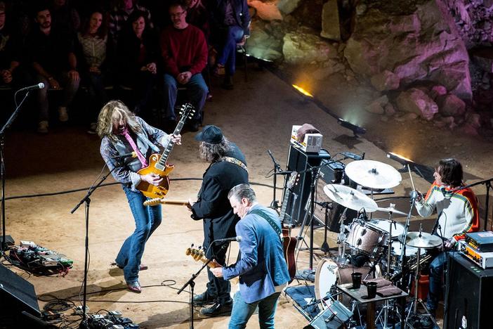 Drivin’ N Cryin’ blends acoustic folk and guitar-laden southern rock.