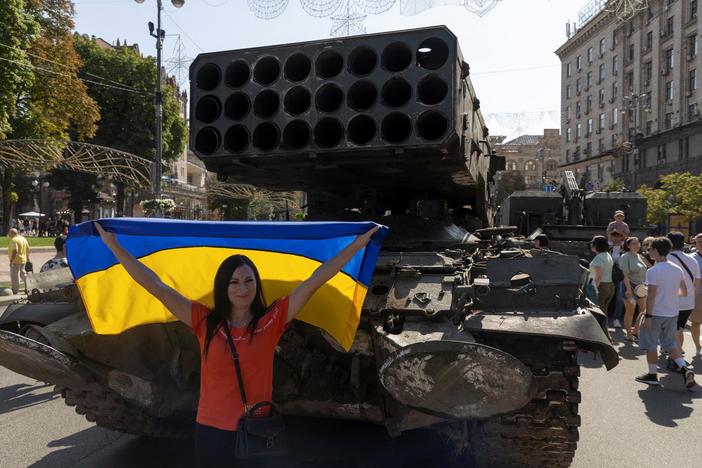 News Wrap: Ukrainian President Zelenskyy warns of Russian escalation in war