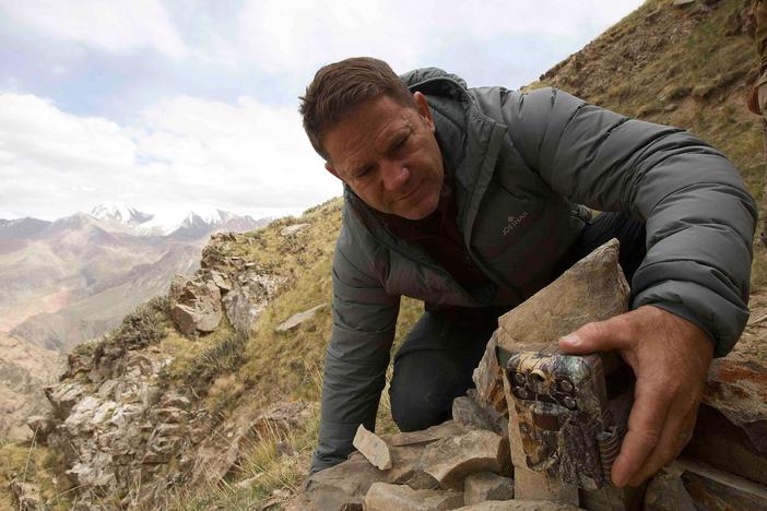 Steve and team discuss how to track snow leopards in the Djangart Valley.