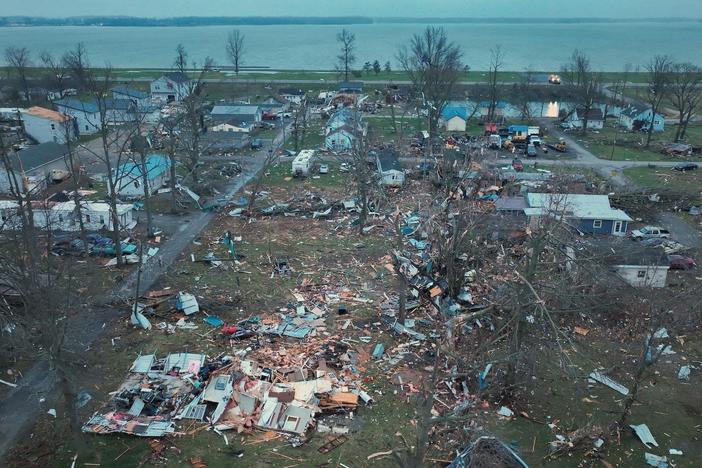 News Wrap: Central U.S. starts to pick up after deadly storm