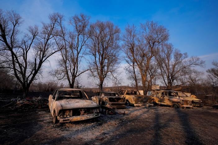 News Wrap: Texas crews fighting largest wildfire in state's history