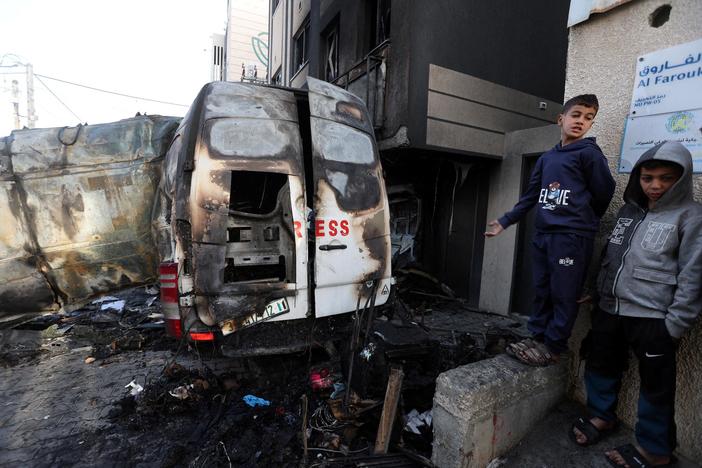 News Wrap: 5 Palestinians killed in Israeli airstrike on TV broadcast van