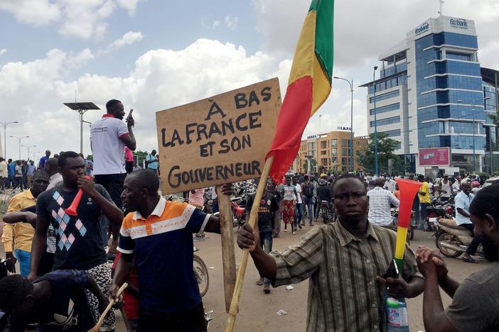 News Wrap: Soldiers in Mali detain president in apparent coup attempt