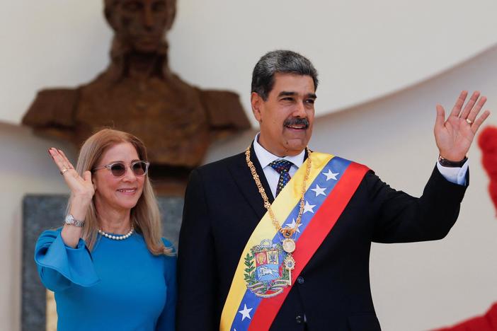 News Wrap: Maduro sworn in for 3rd term following Venezuela's disputed election