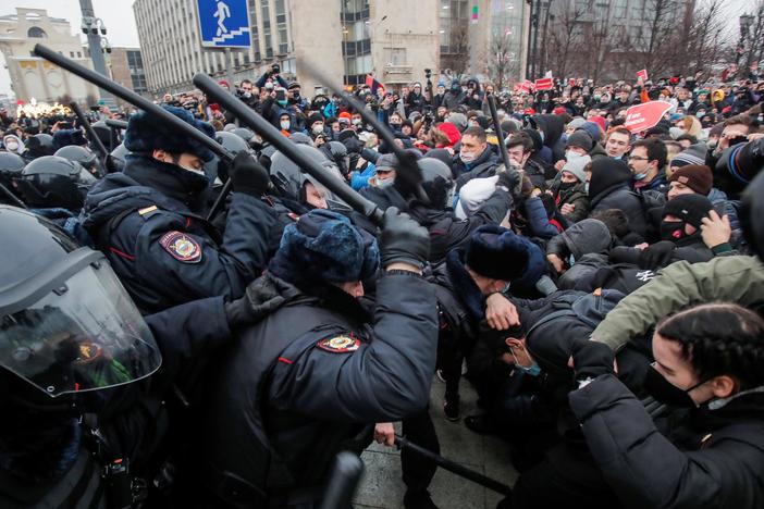 News Wrap: Putin condemns protests supporting jailed opposition leader
