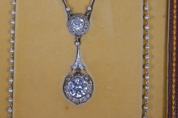 Barry Weber appraises a diamond and pearl necklace in Chattanooga, Hour 1.
