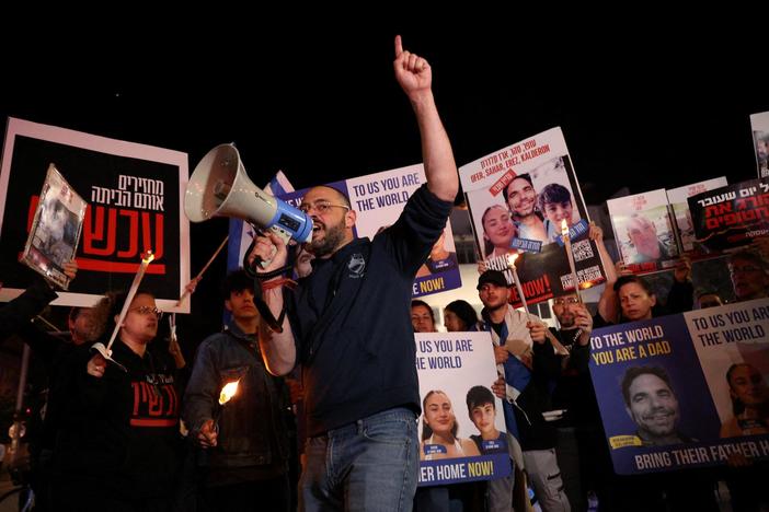 News Wrap: Israeli protesters pressure government in wake of hostage deaths