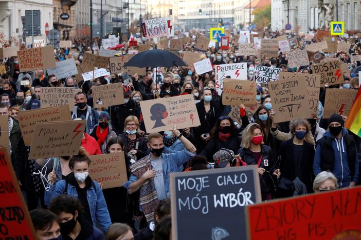 News Wrap: Mass protests in Poland against restrictive abortion ruling