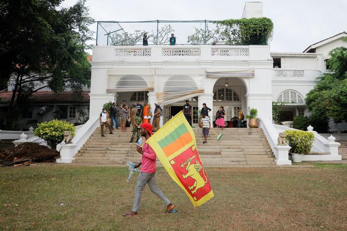 News Wrap: Sri Lanka opposition leaders try to form new government amid political upheaval