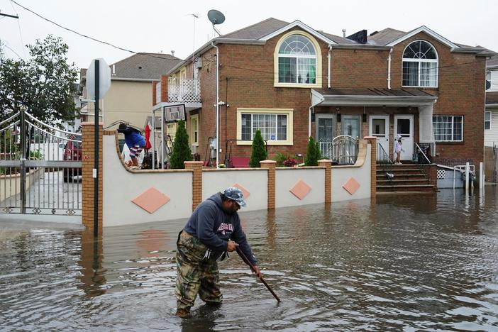 News Wrap: New Yorkers begin drying out after day of intense flooding