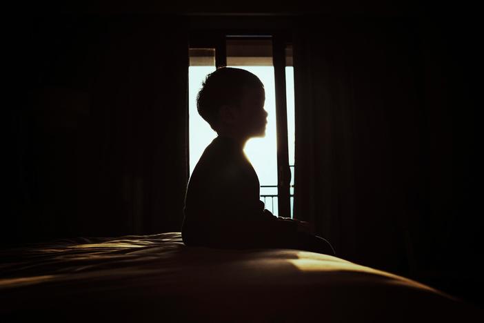 How much oversight do foster homes for migrant children have?