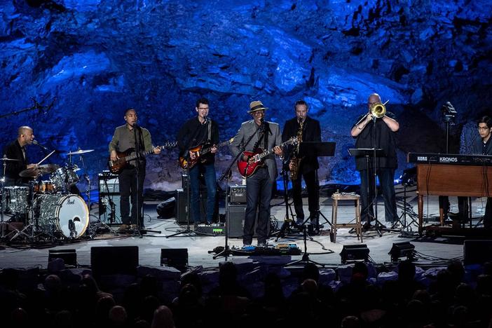 Keb' Mo' sings "She Just Wants to Dance" on "Bluegrass Underground."