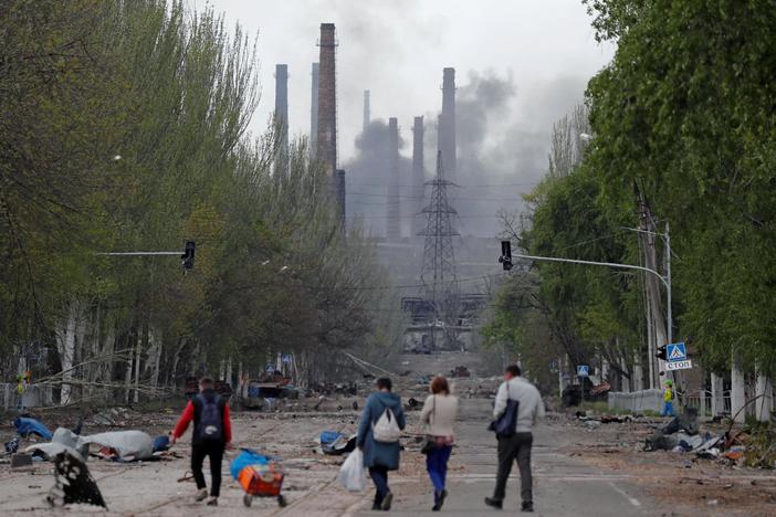 Ukrainian civilians desperately try to flee the hellscape of Mariupol amid Russian attacks