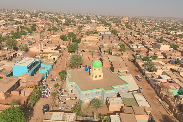 News Wrap: Civilians, foreign diplomats evacuated from Sudan conflict
