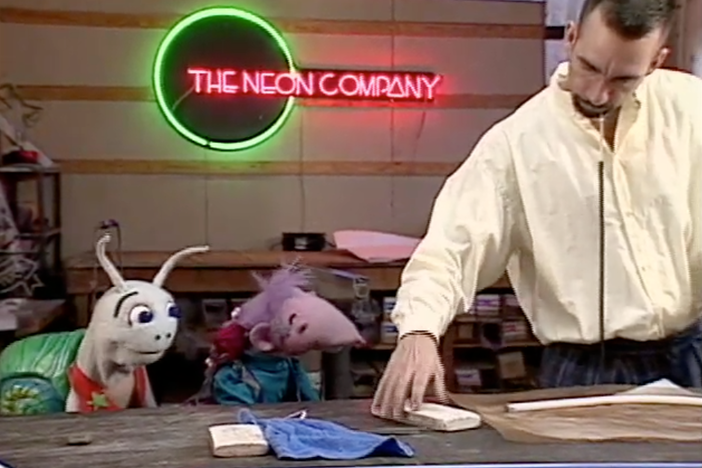 Blossom and Snappy redecorate the messy garage. They turn junk into decorations.