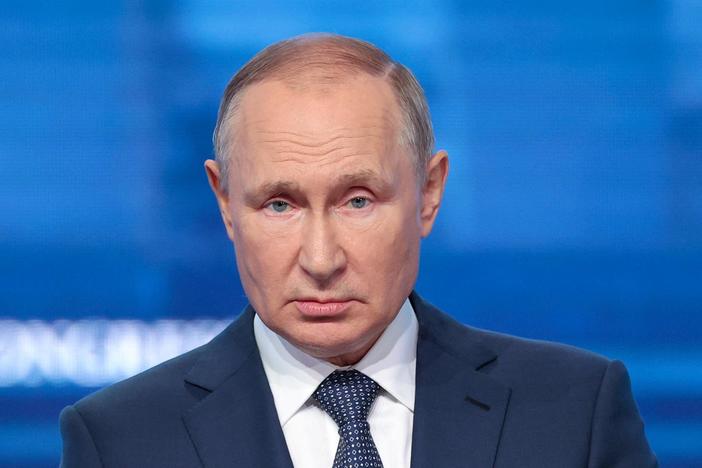 News Wrap: Putin vows to continue Ukraine invasion, Obamas unveil White House portraits