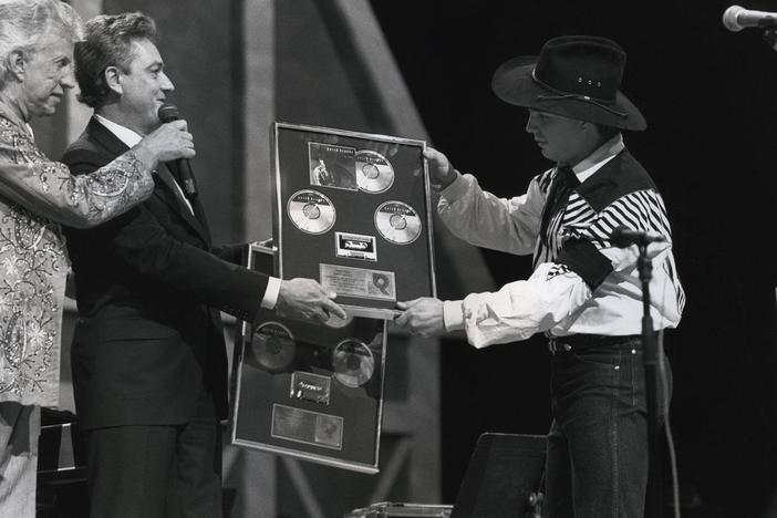 Garth Brooks Takes the World by Storm: "Friends in Low Places."