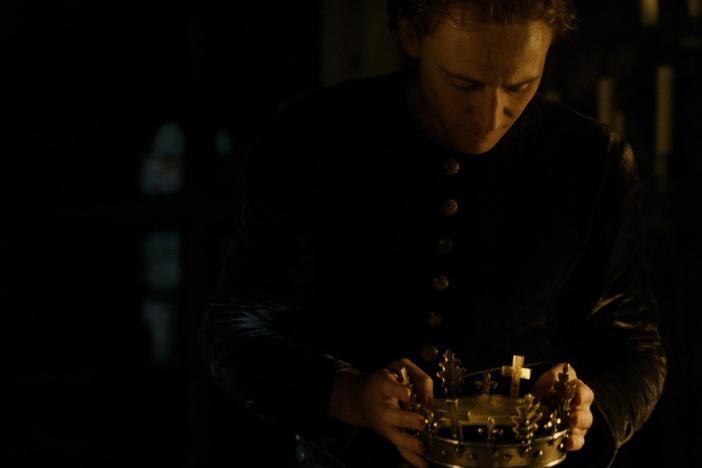 Prince Hal (Tom Hiddleston) mourns the death of his father, King Henry IV (Jeremy Irons).