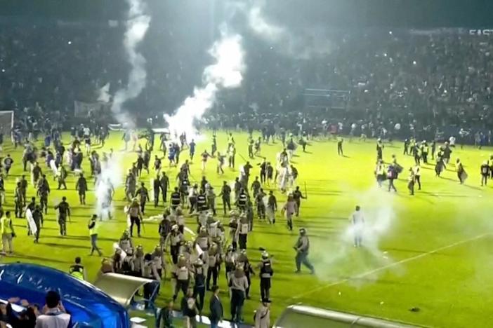 News Wrap: Soccer match in Indonesia ends in tragedy