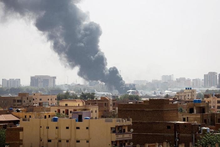 News Wrap: U.S. begins evacuation of Americans citizens trapped by fighting in Sudan