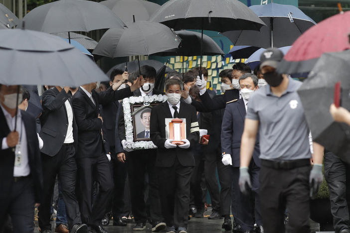 A group of mourners leaves the funeral of Seoul Mayor Park Won-soon at Seoul City Hall on Monday.