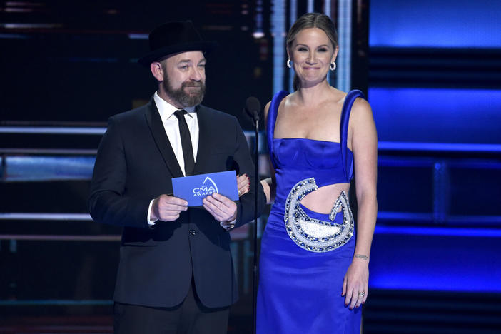 Kristian Bush, left, and Jennifer Nettles present the award for vocal duo of the year at the 51st annual CMA Awards at the Bridgestone Arena on Wednesday, Nov. 8, 2017, in Nashville, Tenn.