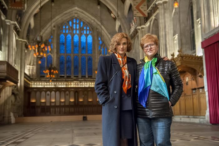 (l to r) Actress Rachel Weisz and author Deborah Lipstadt on the set of the film, "Denial."