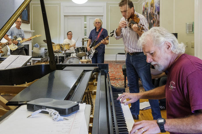 From right, Rolling Stones touring keyboardist Chuck Leavell, violinist Robert McDuffie, former R.E.M. bassist Mike Mills, drummer Patrick Ferguson and guitarist William Tonks rehearse "A Night Of Georgia Music".