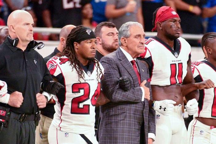 (left to right) Coach Dan Quinn, Devonta Freeman [24]. Arthur Blank. Julio Jones [11]. Taylor Gabriel [18]